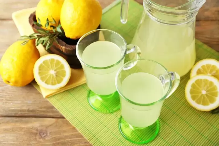 Lemon water to drink in the diet